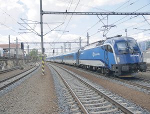 Le train RJ 72 Graz Hbf - Prague hl.n., assuré par une rame réversible Railjet des ˇCD apte à 230 km/h poussée par la Taurus 1216.250, traverse la gare de Prague-Libeˇn<br /> (30 juin 2021). © Luc Levert