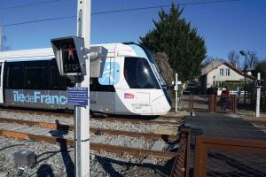 Passage de la rame d’essais U 53819/20 au PN piétons n° 4 de Noisy-le-Roi équipé de pictogrammes. (9 février 2022) © Marc Carémantrant