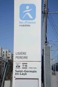 Le totem de repérage à Lisière-Pereire (anciennement Saint-Germain-Grande-Ceinture). (9 février 2022) © Marc Carémantrant