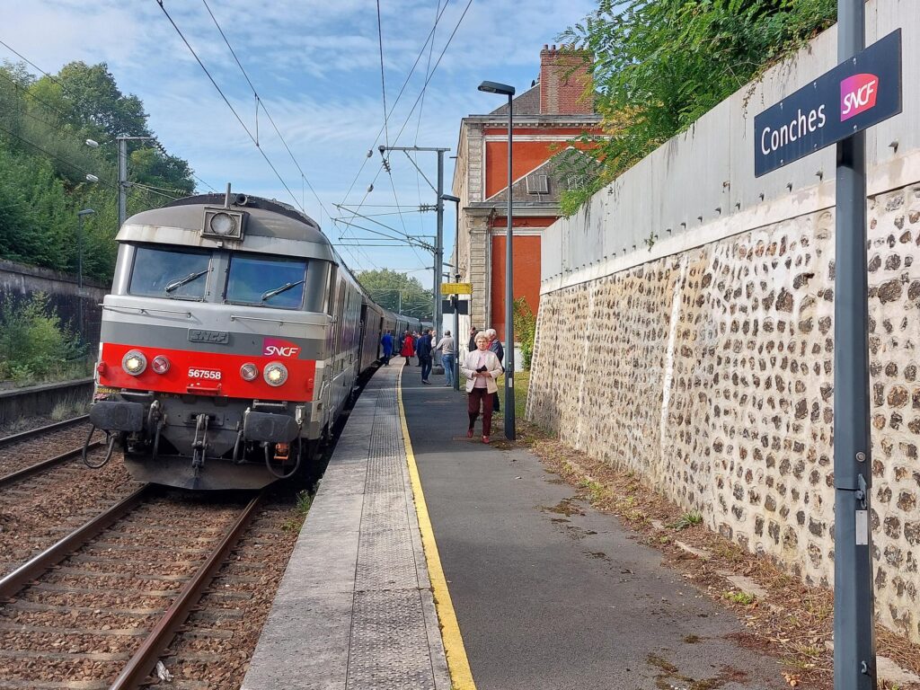 le train marque un arrêt à Conches (Eure), ville pouvant être desservie par les futurs TER à destination de Rouen Rive Droite.