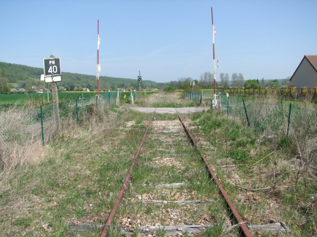 l'ancienne ligne Rouen Evreux via Louviers, actuellement non circulée, vue ici à Amfreville sur Iton. 
